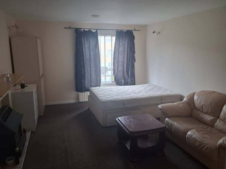 Very big double room in Conniburrow central Milton keynes