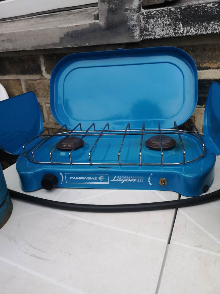 Twin camping stove with butane gas cilinders. 