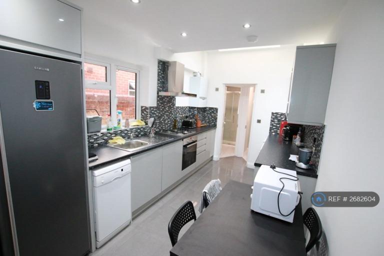 5 bedroom house in Grange Avenue, Reading, RG6 (5 bed) (#2682604)