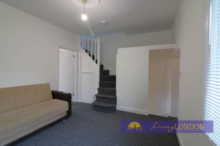 2 bed 1st Floor Conversion Flat to Rent in Croyland Road N9