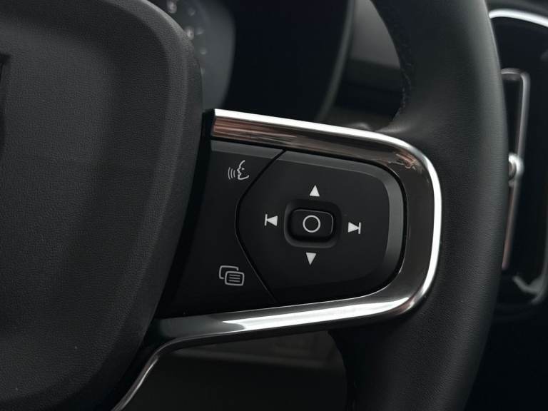 2022 Volvo XC40 2.0 B4P Inscription 5dr AWD Auto [7 speed] ESTATE PETROL Automatic