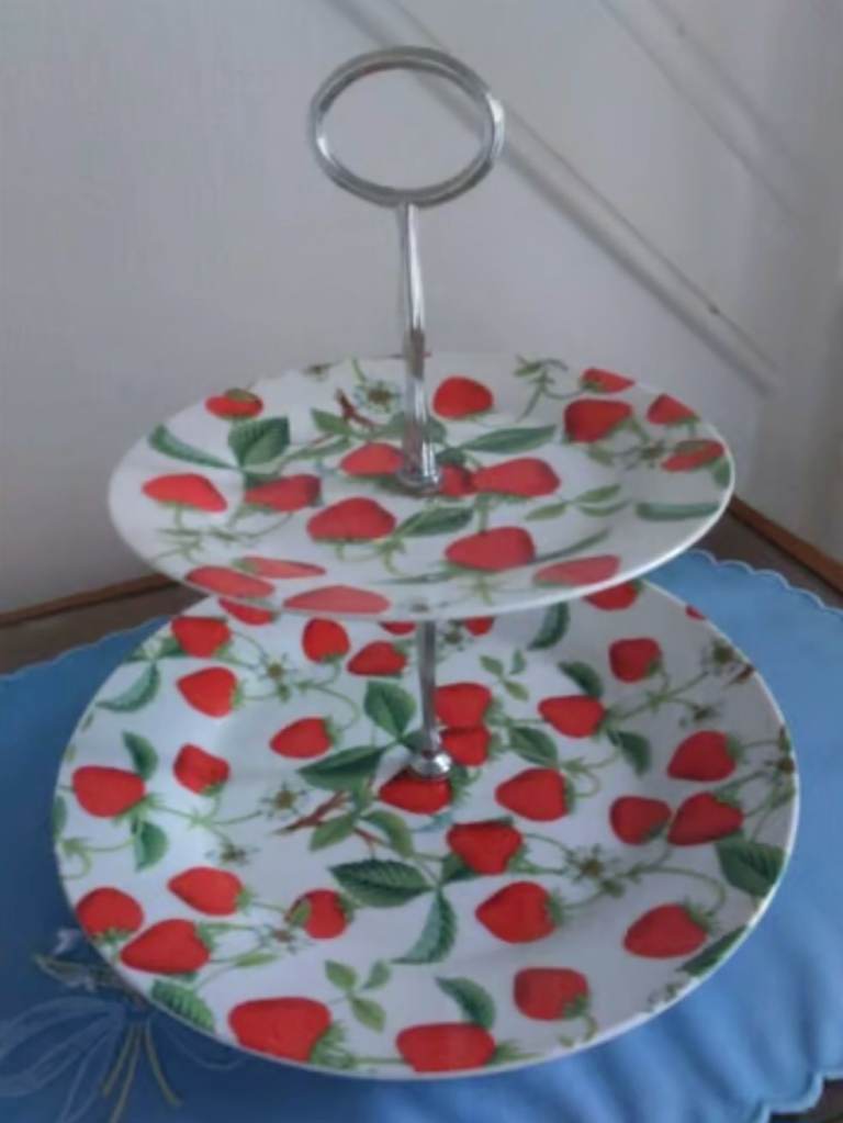 Leonardo strawberry design 2 tier cake stand