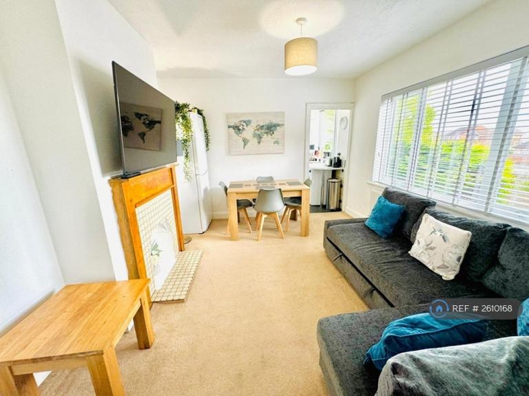 3 bedroom flat in Kenilworth Road, Ashford, TW15 (3 bed) (#2610168)