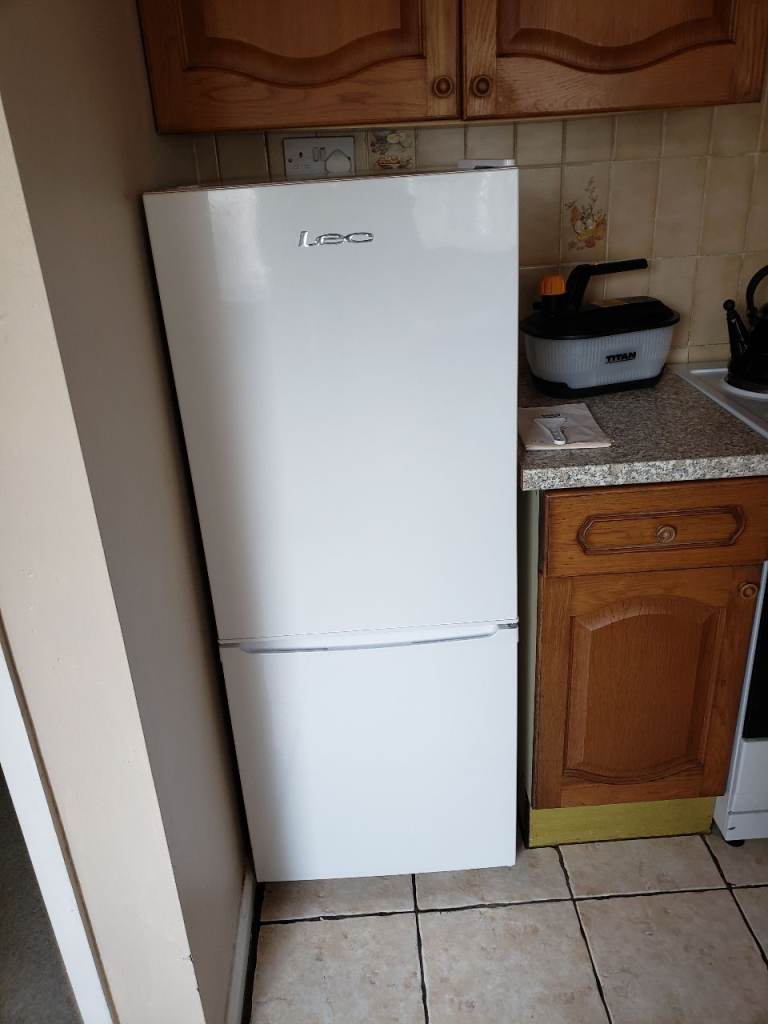 FREE  Lec White Freestanding Fridge Freezer – Good Condition