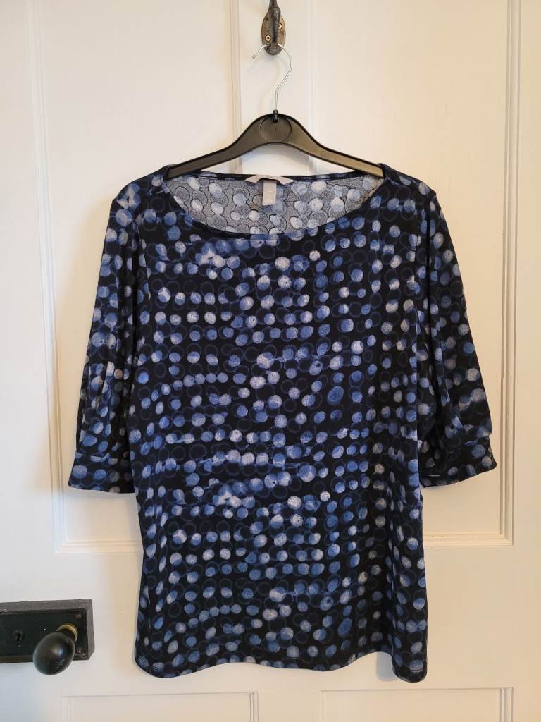 H&M short sleeved stretchy top, size L, never worn
