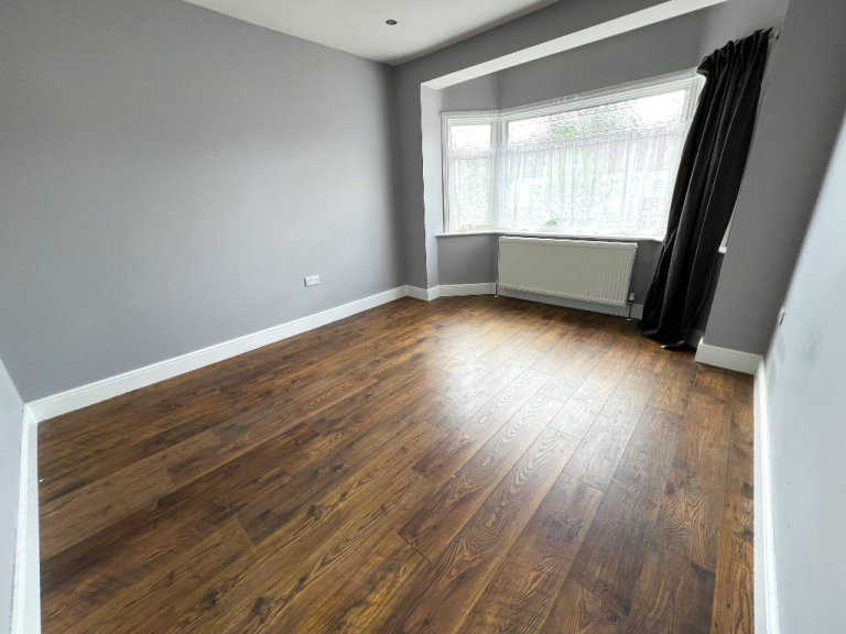 Excellent 6 bedrooms House with converted conservatory of one bedroom flat near Redbridge Station 