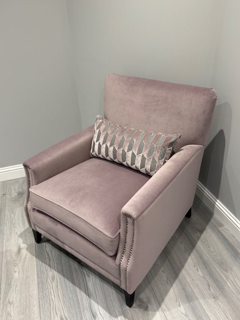 Mauve colour suede armchair – Never Used 