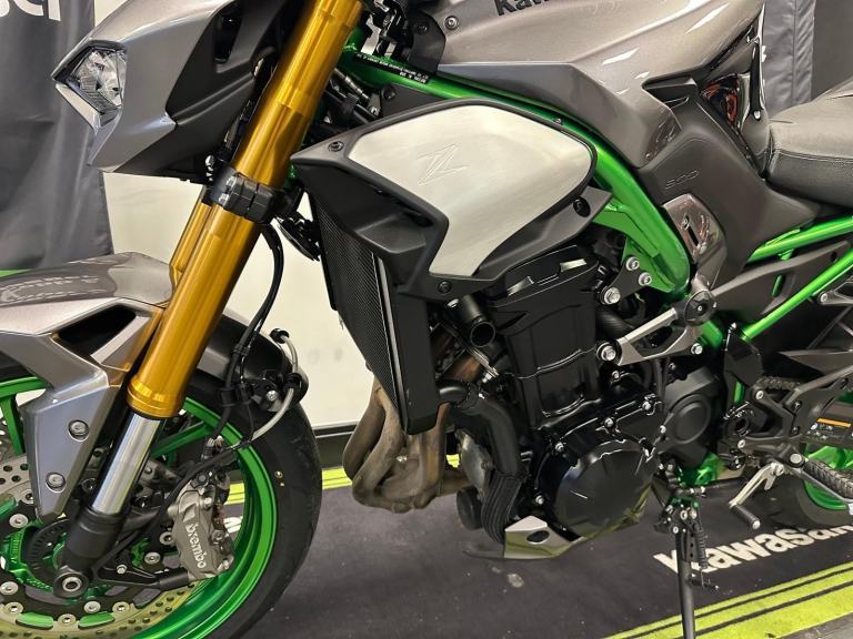 KAWASAKI Z900 SE PERFORMANCE--AKRAPOVIC-OHLINS SHOCK-BREMBO BRAKES
