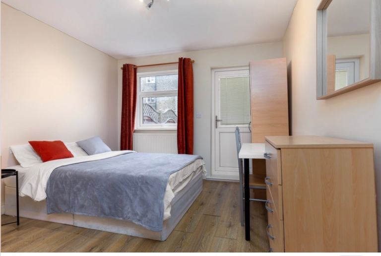 Room in E140DY 