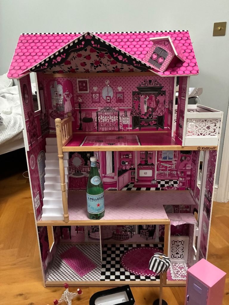 SOLD KidKraft Dollhouse (121 x 34x 82cm)