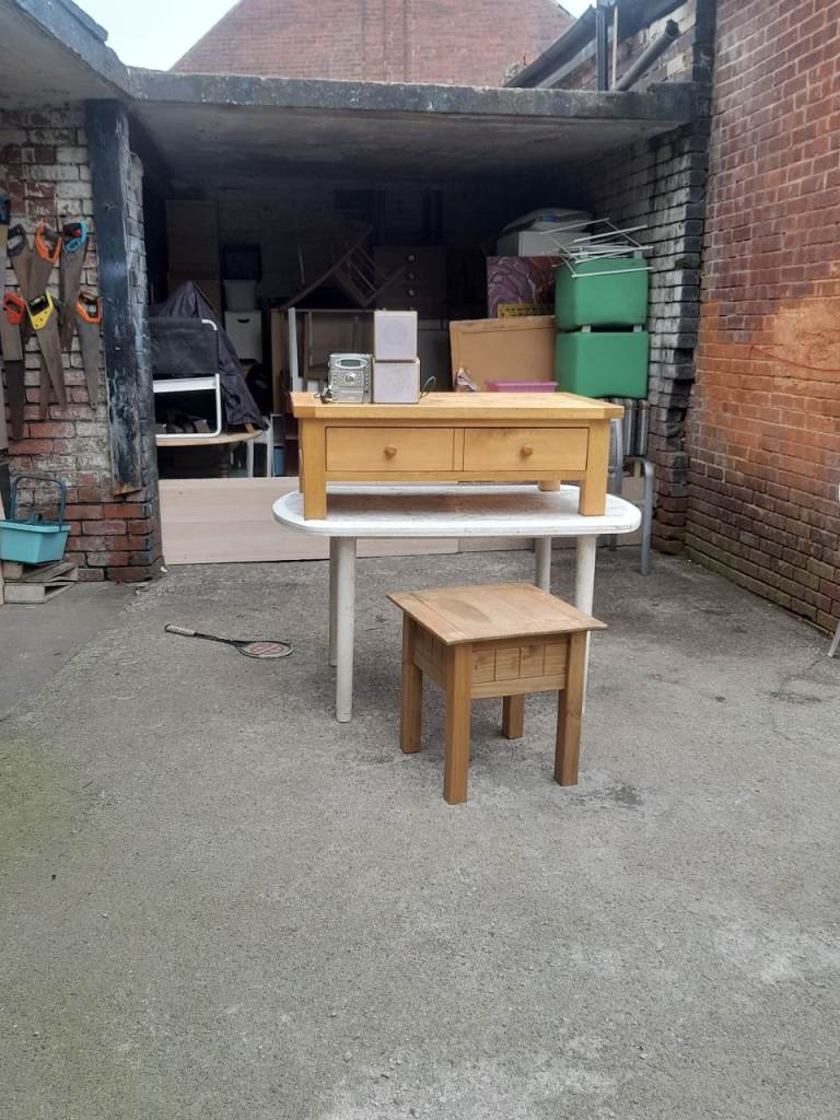 TABLES AND HIFI 