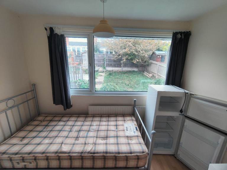 Room available in a Shared Flat Near Luton Airport