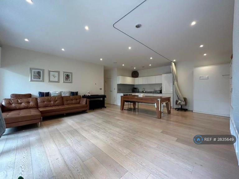 1 bedroom flat in King St, London, W6 (1 bed) (#2835649)