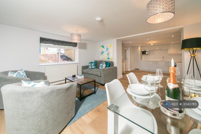 2 bedroom flat in North House, Reading, RG1 (2 bed) (#3043785)