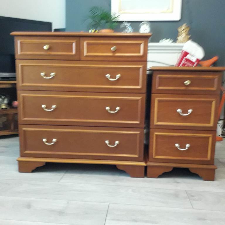 BEAUTIFUL STAG CHEST OF DRAWERS TOGETHER WITH A MATCHING BEDSIDE CHEST FOR SALE . COULD DELIVER .