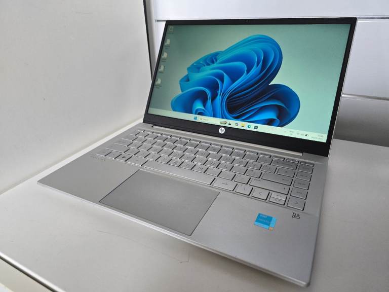 HP Pavilion 14-dv0632 14inch touchscreen laptop 8GB Ram, Win 11