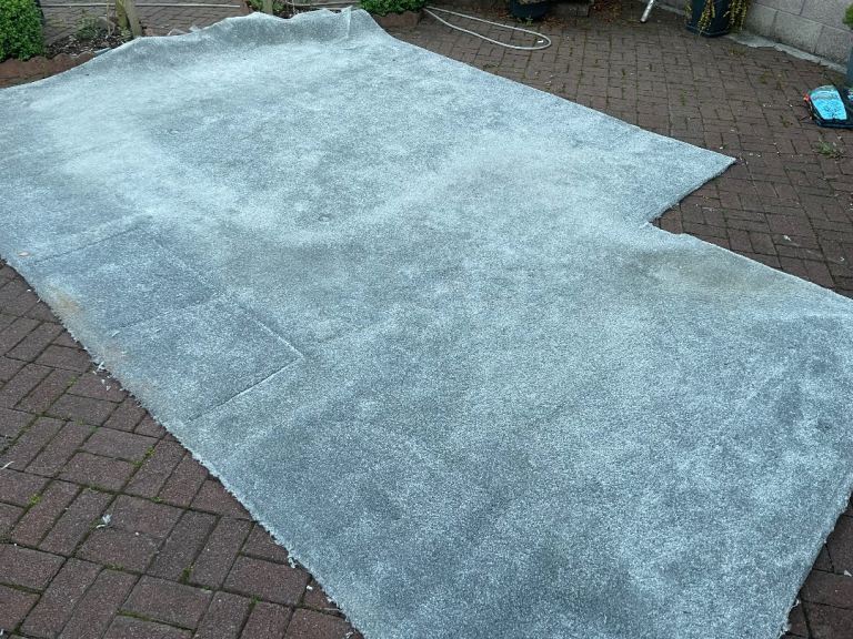 Thick pile grey carpet (4.3 x 3.6)