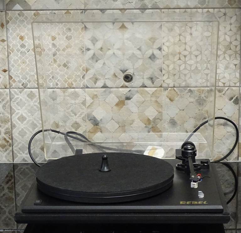 REVOLVER REBEL HI-FI TURNTABLE
