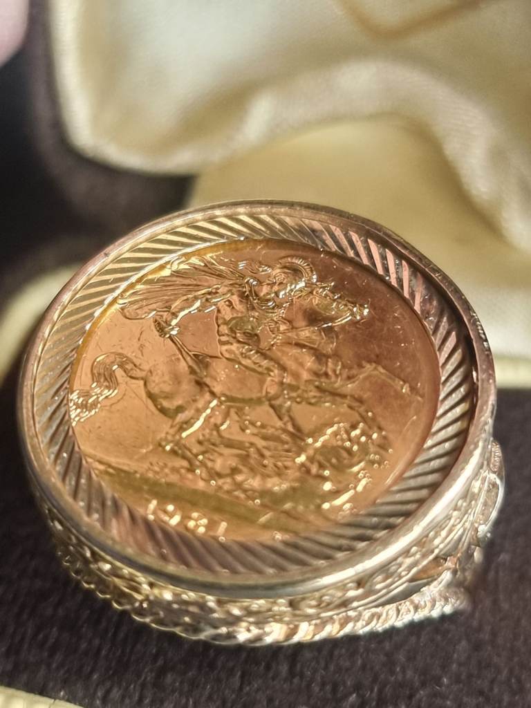 22ct GOLD FULL SOVEREIGN 9ct GOLD RING WITH  DIAMONDS GENTS LADIES 1981 BIRTHDAY