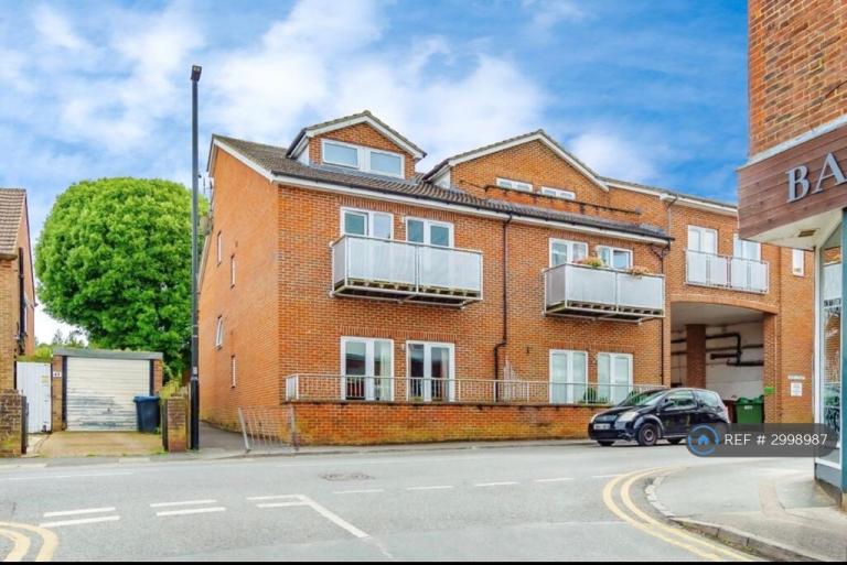 1 bedroom flat in Holm Court, Caterham, CR3 (1 bed) (#2998987)