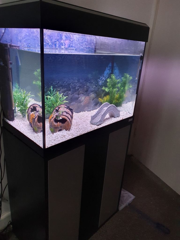 Fish Tank Fluval 90 [REDUCED PRICE] Tons of Extra's Cabinet Aquarium
