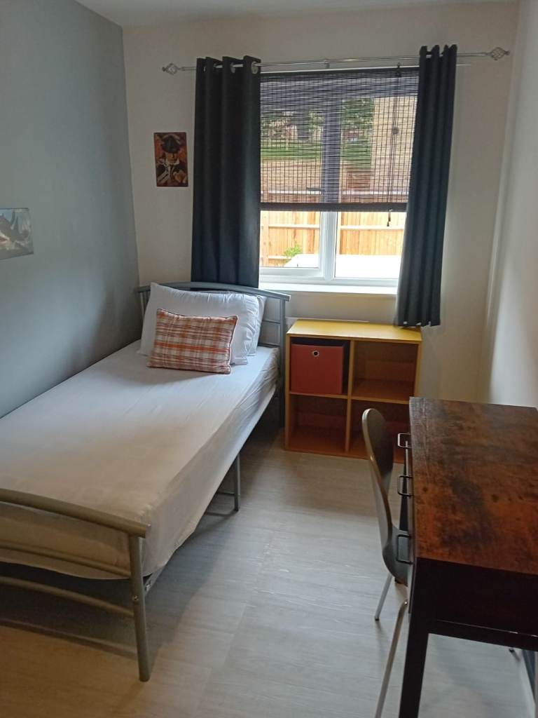 400 pm large single room to rent