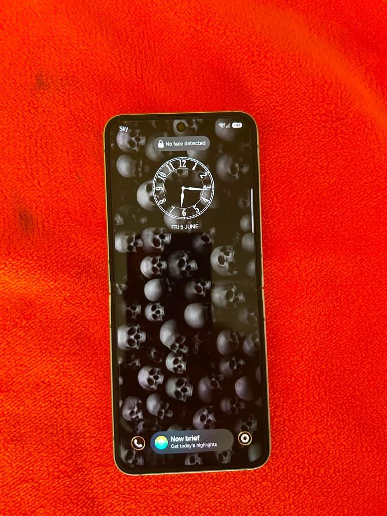 Samsung galaxy zflip6 256gb,in blue superb condition sim free.