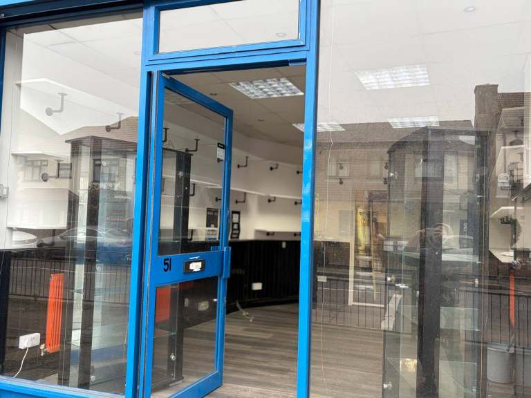 Shop to rent £1350pcm - seven kings 