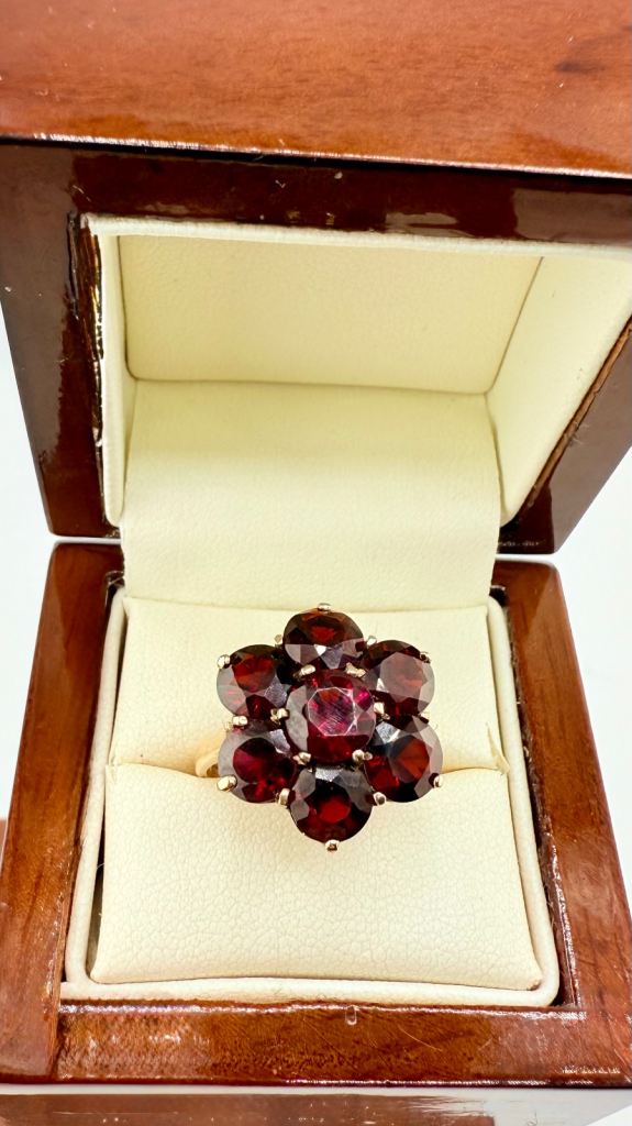 Vintage Heavy Garnet Cluster 9ct Gold Ring - 4.2g