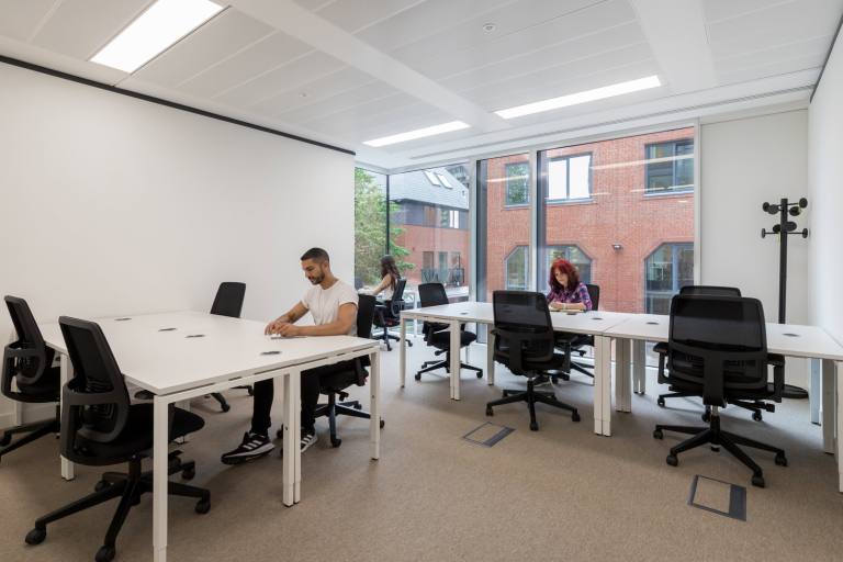 London - W6 8AF \ Office Space Designed for 4 Workstations