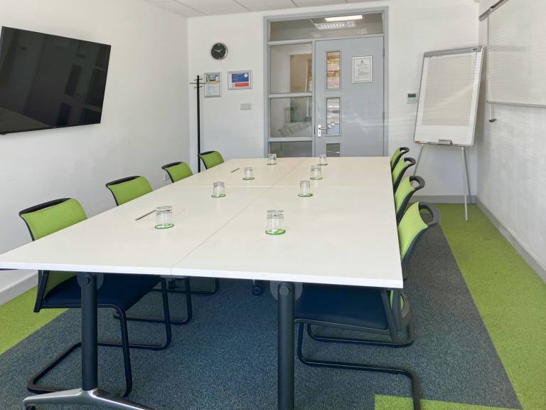 Crawley - RH11 7XX \ Office Space for Rent with 4 Desks