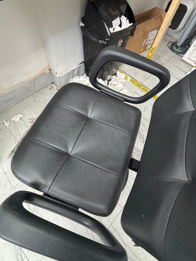Black Hairdressing Chair with Hydraulic Lift – Good Condition