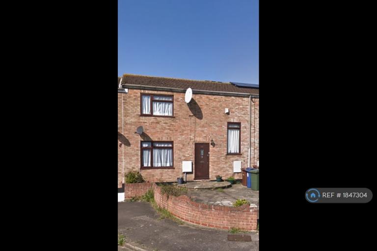 3 bedroom house in Dickens Avenue, Tilbury, RM18 (3 bed) (#1847304)