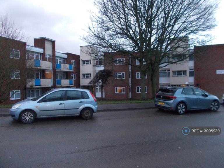 2 bedroom flat in Queen Elizabeth Road, Nuneaton, CV10 (2 bed) (#3005939)