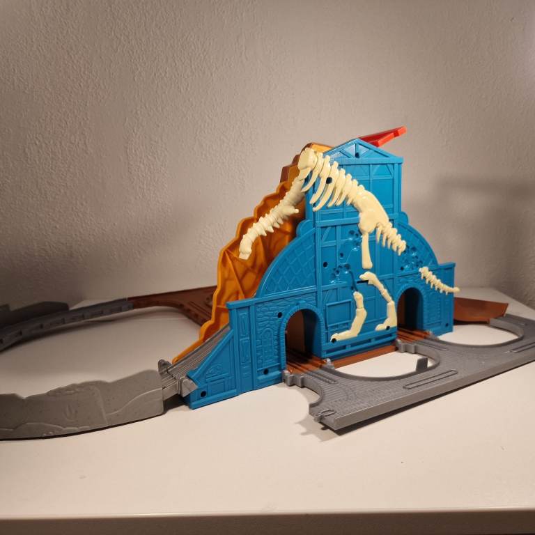 Thomas & friends take n play roaring dino run fold away track play set
