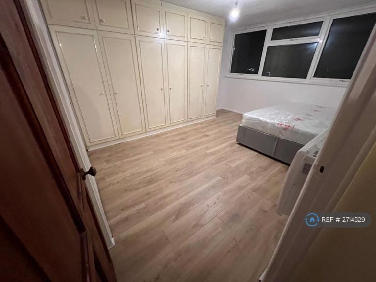 2 bedroom flat in Long Green, Chigwell, IG7 (2 bed) (#2714529)