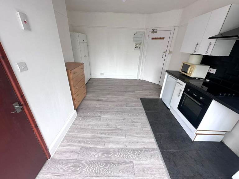 Studio flat - Highfield - BILLS INC - Available NOW