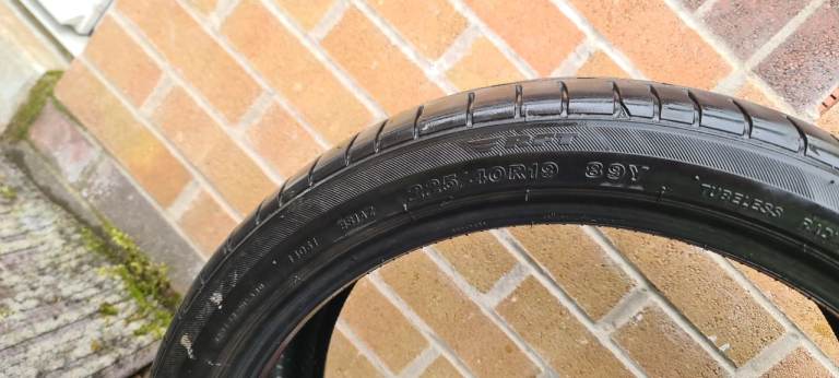 Tyre 225/40R19