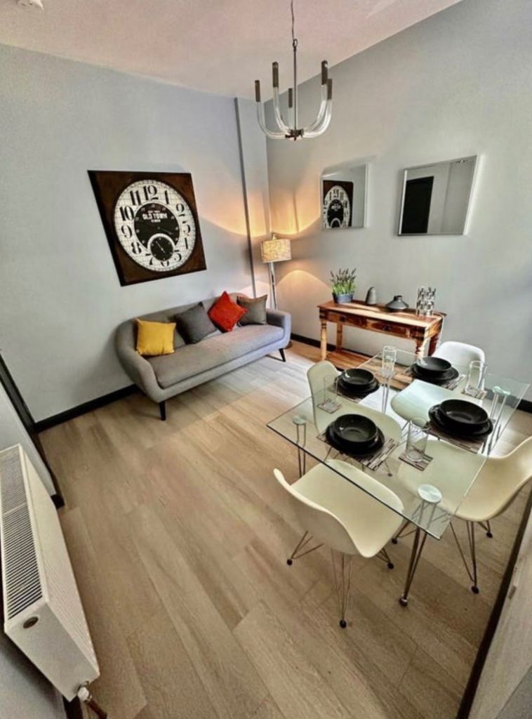 DOUBLE EN-SUITE  AVAILABLE 1ST SEPTEMBER-OFF ANTRIM ROAD