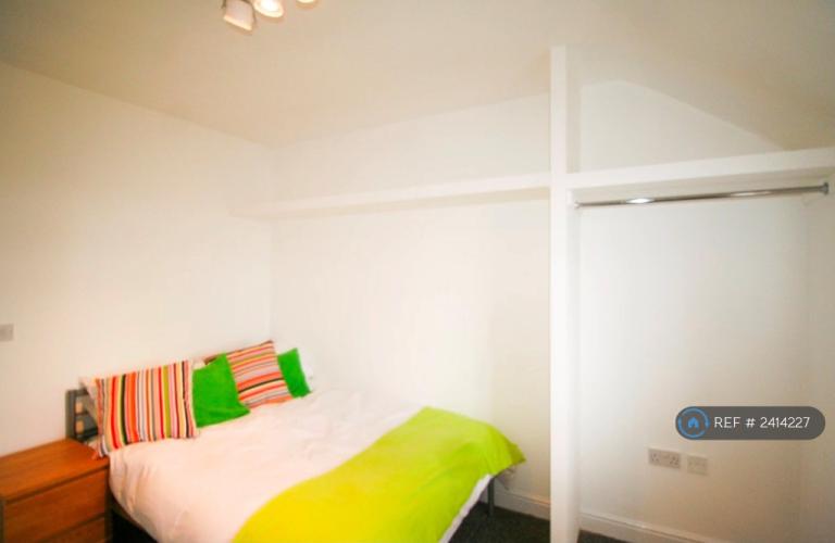 2 bedroom flat in Manchester, Manchester, M14 (2 bed) (#2414227)