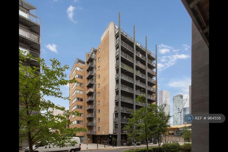 1 bedroom flat in Gainsborough House, London, E14 (1 bed) (#964556)