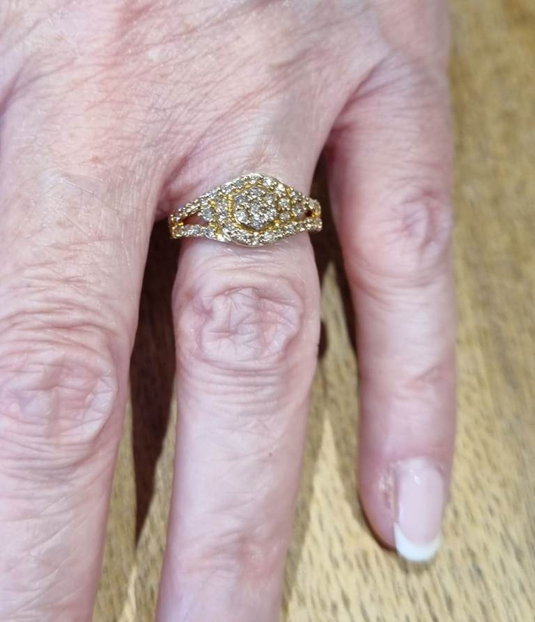 Gold 9ct Diamond cluster ring.  0.50ct. 