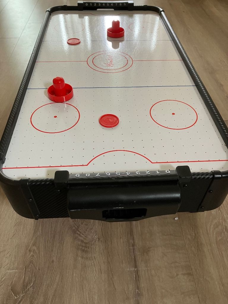 Air hockey table 