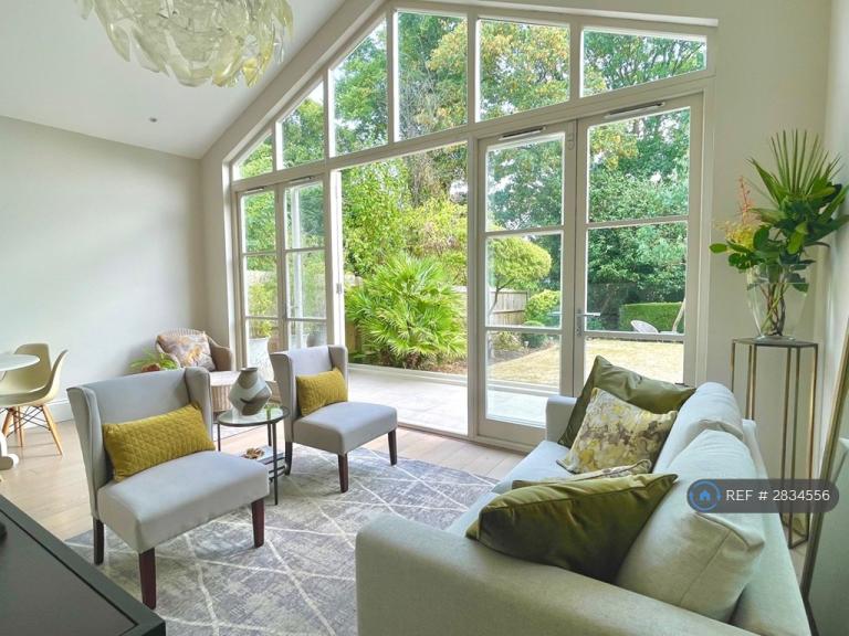 2 bedroom flat in Friern Watch Avenue, London, N12 (2 bed) (#2834556)