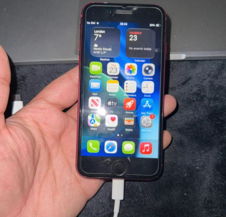 iPhone SE 2022 64gb red unlocked 