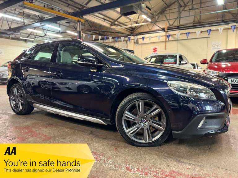Volvo V40 Cross Country 2.0 T5 Lux Nav Hatchback 5dr Petrol Geartronic AWD Euro 6 (s/s) (245 ps) ...