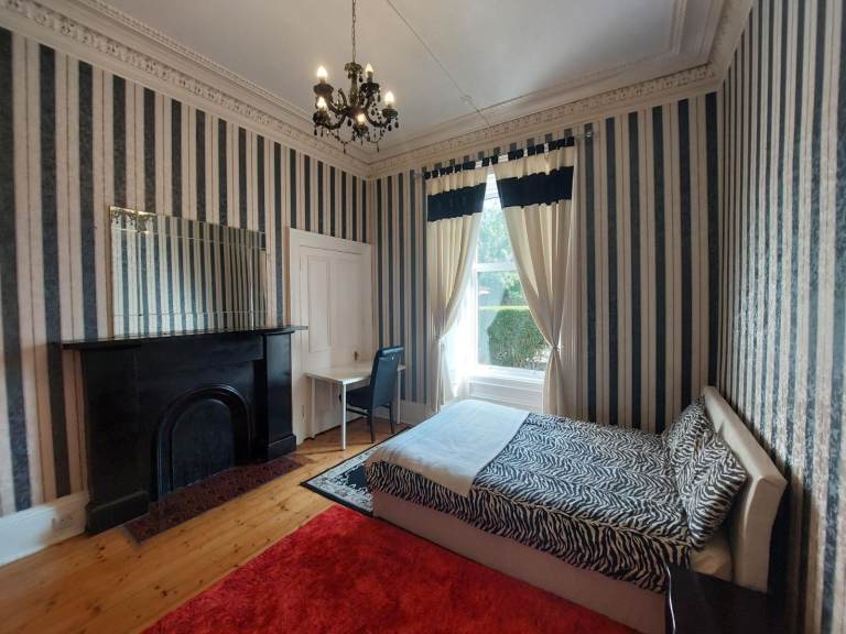 Spacious ground floor room near Edinburgh City Center