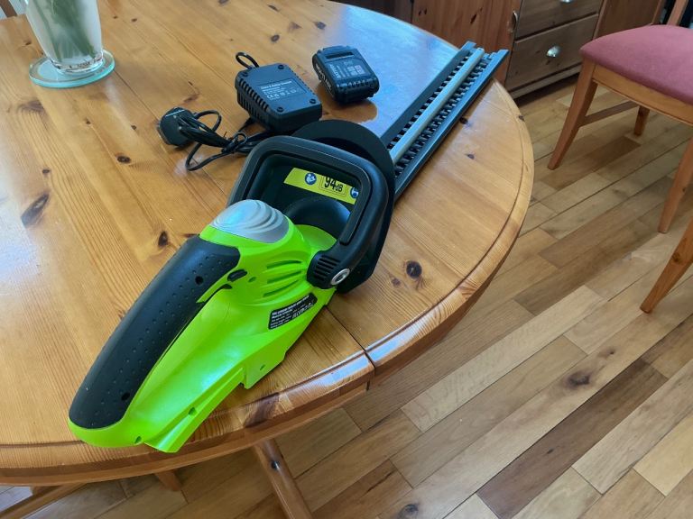 Kalamotti Cordless Hedge Trimmer