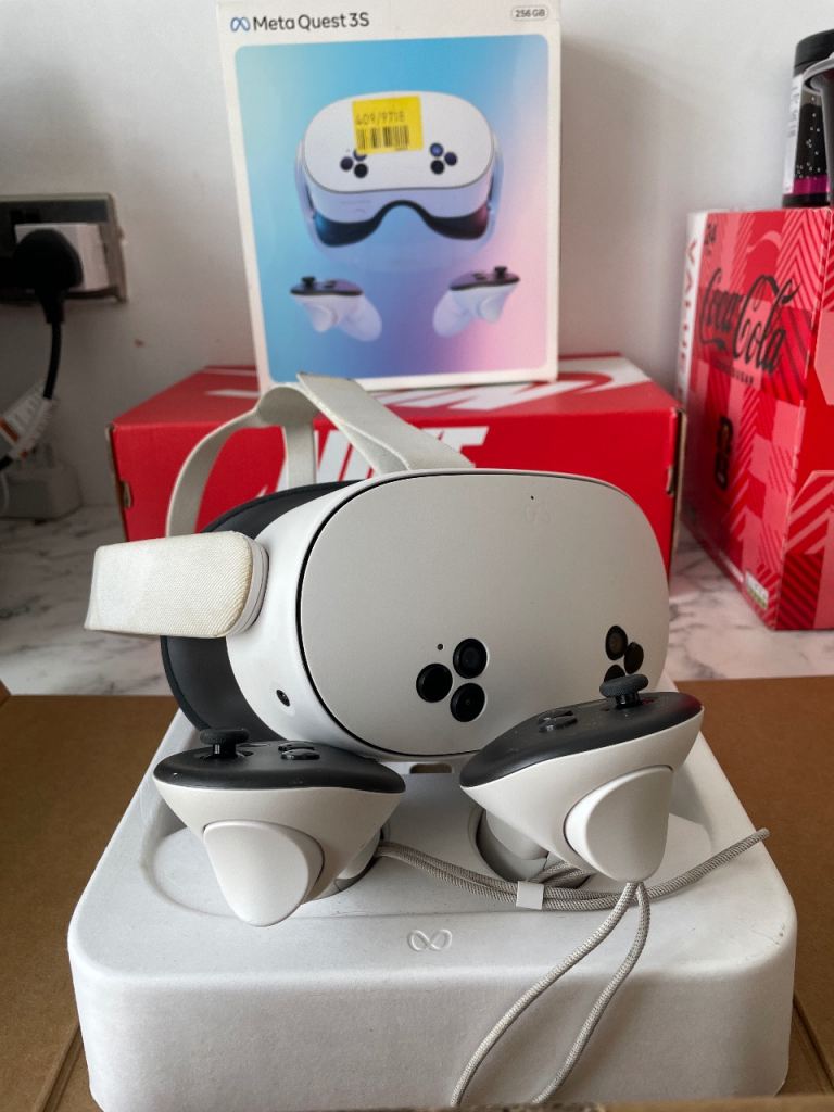 Meta Quest 3S 256 GB VR Headset with Controllers – immaculate Condition