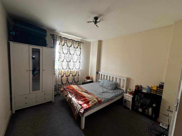 Private Room with attached washroom SL1 near Slough High Street